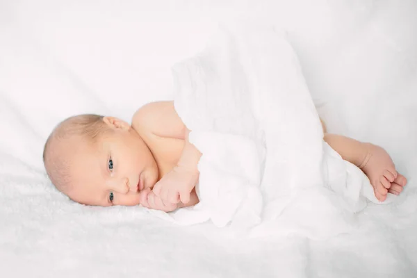 Schattig pasgeboren meisje slapen op harige doek dragen witte hoofdband — Stockfoto