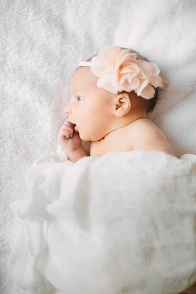 Schattig pasgeboren meisje slapen op harige doek dragen witte hoofdband — Stockfoto