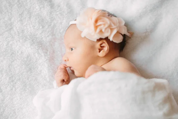 Schattig pasgeboren meisje slapen op harige doek dragen witte hoofdband — Stockfoto