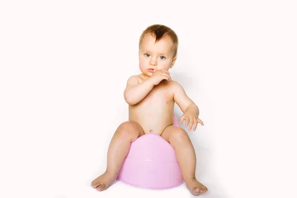 Menina no pote da câmara olhar no chão. isolado em fundo branco — Fotografia de Stock