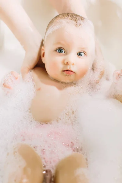 Piccolo bambino felice una nuotata in bagno.Ritratto di bambino che si bagna in un bagno con schiuma — Foto Stock