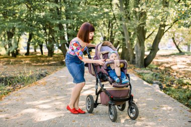 Bebek ve anne doğa içinde belgili tanımlık geçmiş Alp Dağları ile