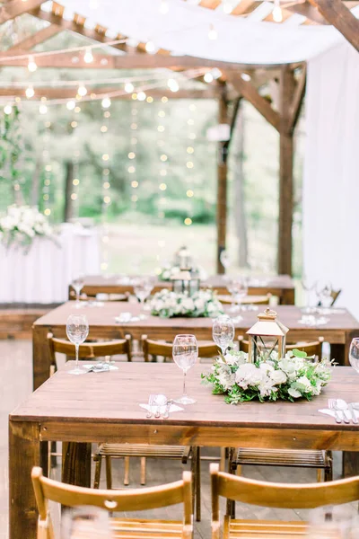 Estilo rústico casamento mesas decoradas de madeira ao ar livre. Decorações feitas de madeira, flores, vegetação e servidos na mesa festiva — Fotografia de Stock