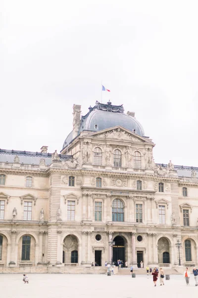 PARIS, FRANÇA - 17 de setembro de 2019: Maravilhosa vista do palácio do Louvre e de turistas irreconhecíveis que visitam o Museu do Louvre. A entrada principal do Museu do Louvre . — Fotografia de Stock