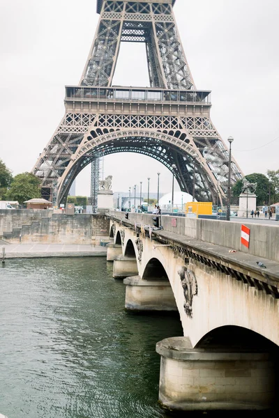 Eiffel tower and Seine river. Panoramic view of city of Paris with Eiffel tower and bridge over Seine river, France. — Stock Photo, Image