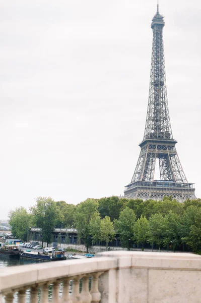 Blick auf Eiffelturm und Seine in Paris, Frankreich. — Stockfoto