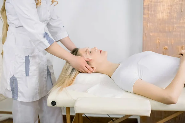 Spa e concetto di cosmetologia. Immagine ritagliata di donna cosmetologa esaminando viso paziente e capelli di giovane paziente bella donna caucasica, in ufficio estetico medico di bellezza . — Foto Stock