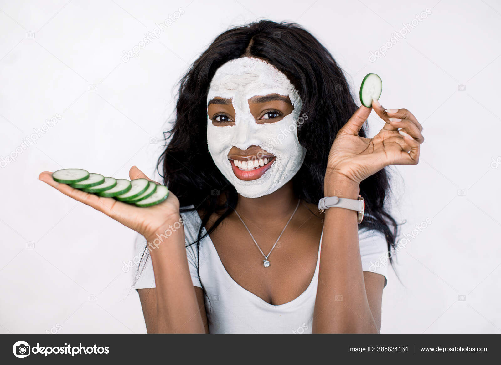 Drole De Portrait Lumineux De Belle Fille Africaine Noire Avec Masque Facial De Boue D Argile Drole De Portrait Lumineux De Belle Fille Africaine Noire Avec Masque Facial De Boue D Argile