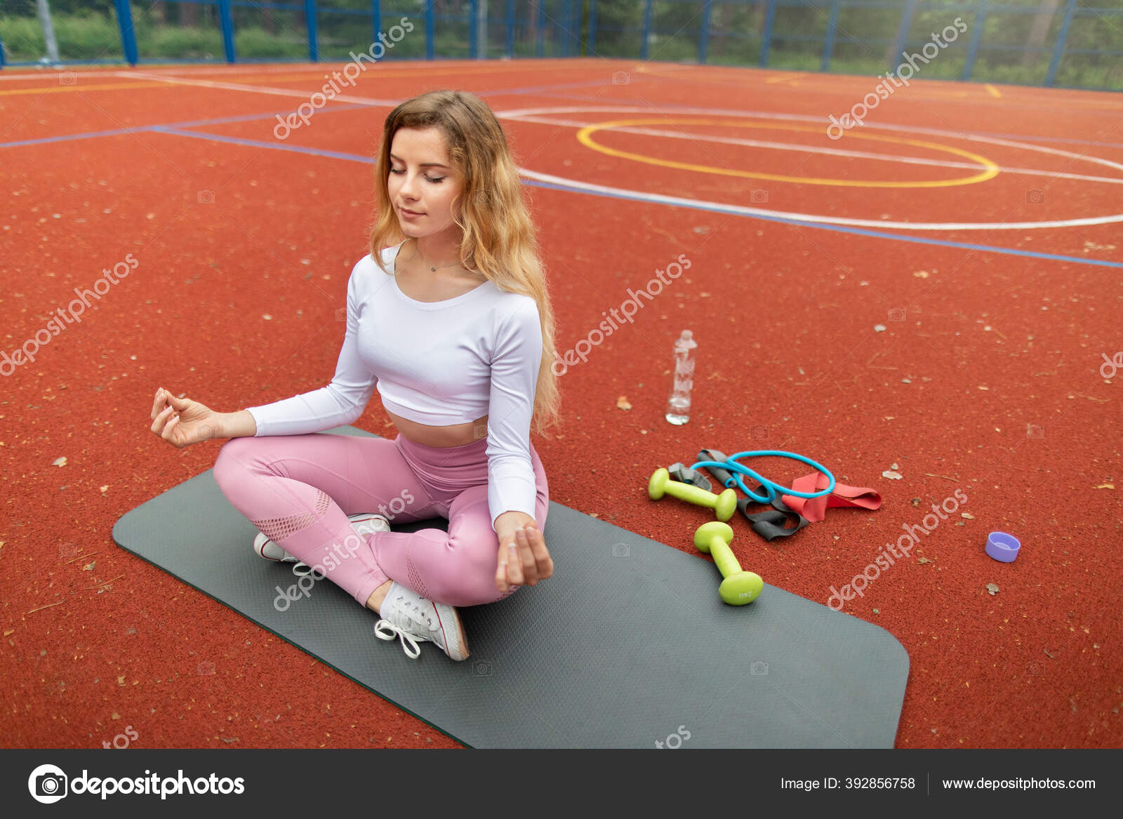 Mujer yoga, deporte y estilo de vida saludable. Mujer rubia bonita en ropa  deportiva rosa sentada