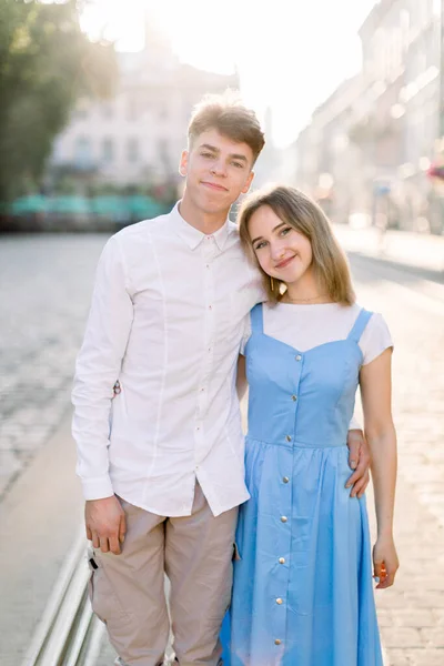 Couple, relationships and love concept. Outdoor city portrait of lovely happy couple, looking at camera with smiles, hugging and enjoying their time together — Stock Photo, Image