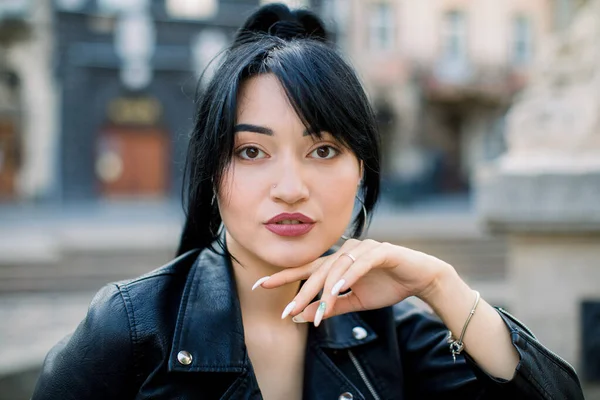 Close up de linda sexy jovem mulher asiática corrida mista em jaqueta de couro preto, posando na rua da velha cidade europeia, no dia ensolarado. Retrato de moda de menina asiática bonita — Fotografia de Stock
