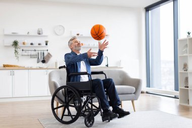Tekerlekli sandalyede oturan yaşlı bir adam ev içinde basketbol becerilerini geliştiriyor. Sahne, rahat bir yaşam ortamında kararlılık, bağımsızlık ve fiziksel aktivite taşır.