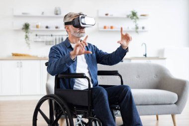 VR kulaklık takan son sınıf öğrencisi tekerlekli sandalyede otururken sanal arayüzü keşfediyor. Yetişkinler için erişilebilirlik, modern teknoloji ve oyun kavramı.