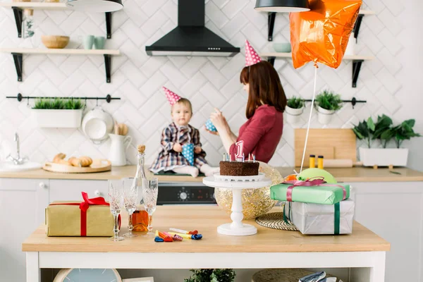 Belle Mere Et Petite Fille A La Celebration De L Anniversaire D Un Enfant Dans Une