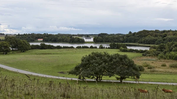 Weißes Schloss Einem See Jütland Dänemark — Stockfoto