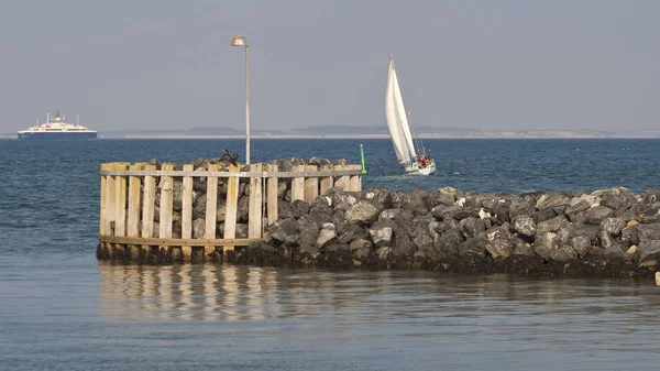 Velero Saliendo Del Pequeño Puerto Hou Dinamarca — Foto de Stock