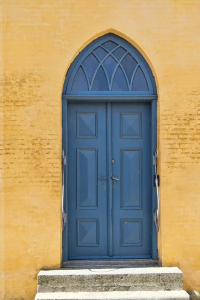 Blue Double Door Yellow Building — Stock Photo, Image