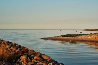 Açık bir günde on sahilinde Sunset