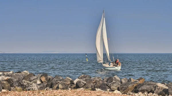 在晴朗的日子离开港口的帆船 — 图库照片