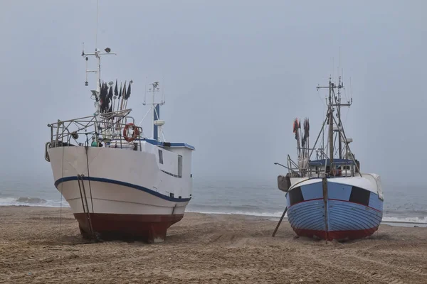 霧深い天候のビーチで漁船 — ストック写真