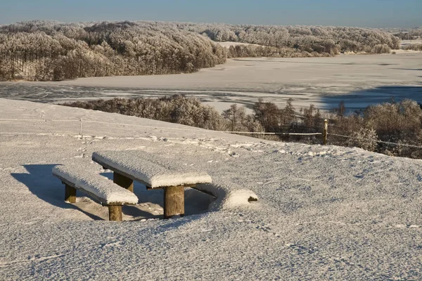 Bankjes in de sneeuw — Stockfoto