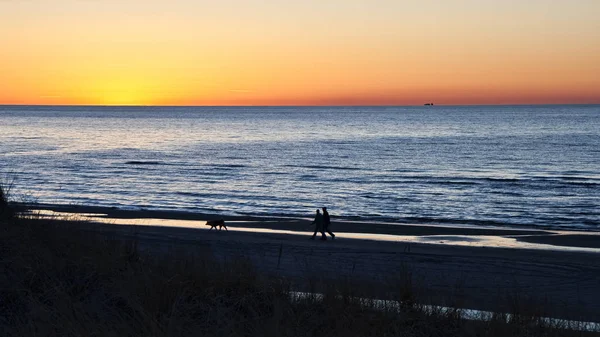 Coucher de soleil sur la plage — Photo