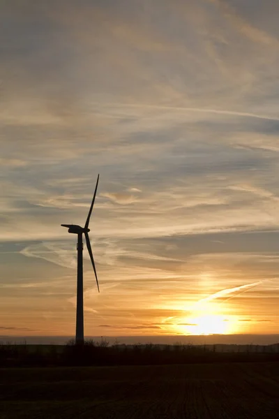 Turbina wiatrowa o zachodzie słońca — Zdjęcie stockowe