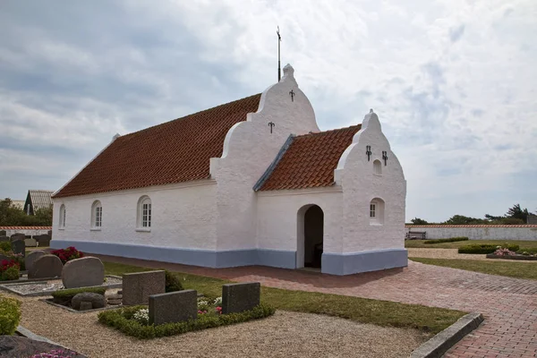 Kleine kerk in een dorp — Stockfoto