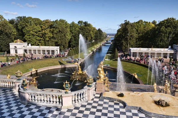 O Parque no Palácio Peterhof — Fotografia de Stock
