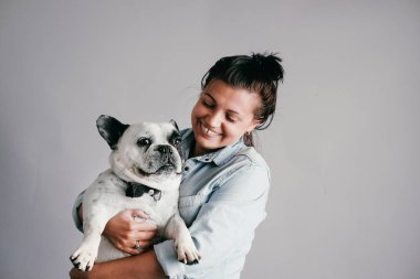 Onun beyaz Fransız buldozer portre ile eğlence gülümseyen kadın var