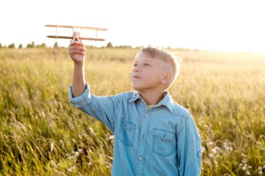 Mutlu çocuk oyuncak uçak alan arka plan üzerinde ile oynuyor