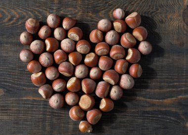 Fındık yakın. Ahşap arka planda fındık fındık.