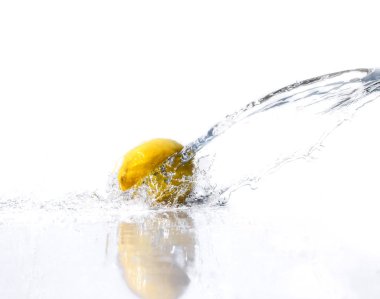 Beyaz arka planda sarı limon üzerine su sıçraması
