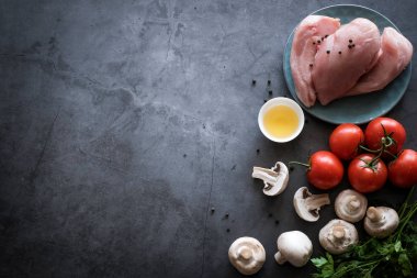 Domates, cheeze veya mantar gibi, siyah arka plan üzerinde pizza için gıda maddeleri