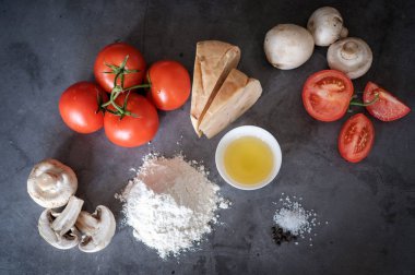 Domates, cheeze veya mantar gibi, siyah arka plan üzerinde pizza için gıda maddeleri