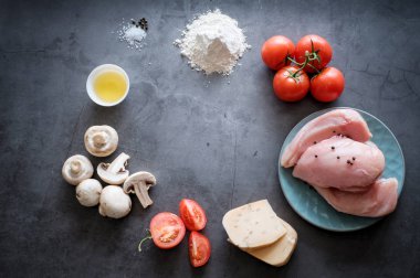 Domates, cheeze veya mantar gibi, siyah arka plan üzerinde pizza için gıda maddeleri