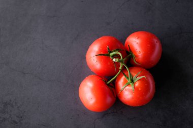 Domates, cheeze veya mantar gibi, siyah arka plan üzerinde pizza için gıda maddeleri