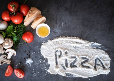 Domates, cheeze veya mantar gibi, siyah arka plan üzerinde pizza için gıda maddeleri