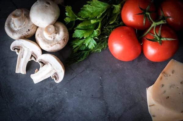 Ingredientes Alimentarios Para Pizza Sobre Fondo Negro Como Tomates Cheeze — Foto de Stock