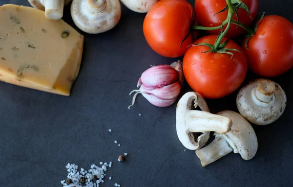 Ingredientes Alimentarios Para Pizza Sobre Fondo Negro Como Tomates Cheeze — Foto de Stock