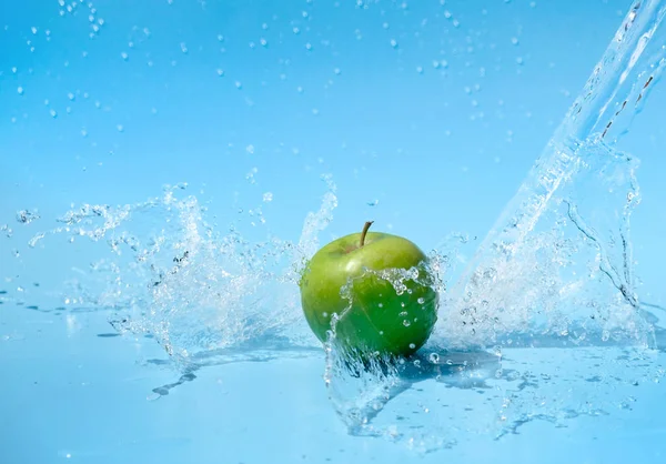 Green Apples Clear Water Splash Blue Background — Stock Photo, Image