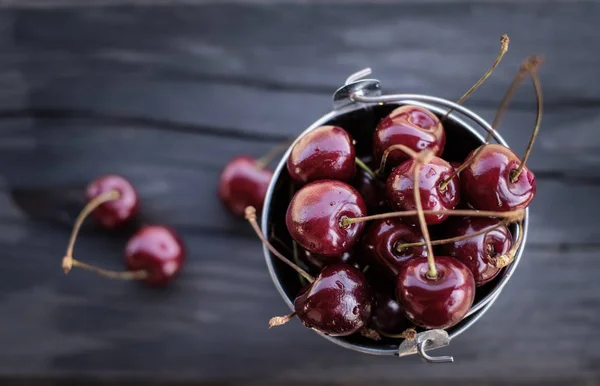 Cerezas Rojas Oscuras Tazón Sobre Fondo Madera Gris — Foto de Stock