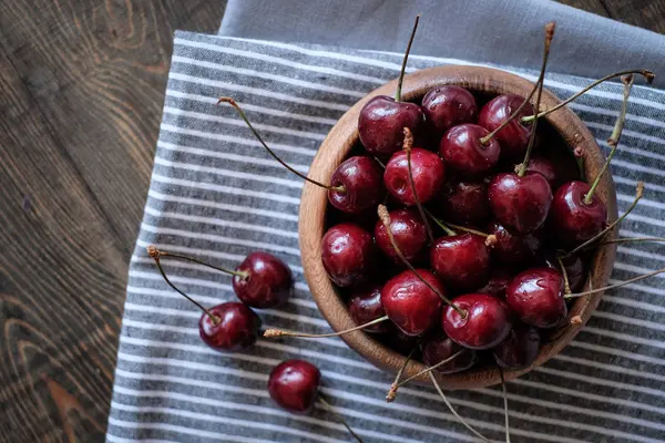 Cerezas Rojas Oscuras Tazón Sobre Fondo Madera Gris — Foto de Stock