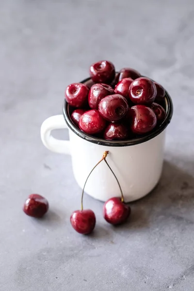 Cerezas Rojas Oscuras Tazón Sobre Fondo Madera Gris — Foto de Stock