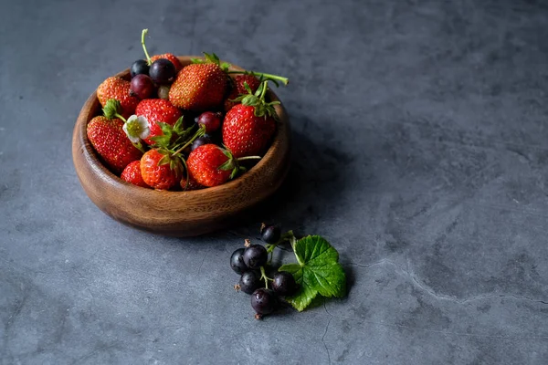 Schale Mit Saftigen Erdbeeren Vor Dunklem Hintergrund — Stockfoto