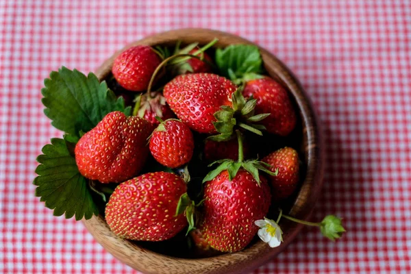 Schale Mit Saftigen Erdbeeren Vor Dunklem Hintergrund — Stockfoto