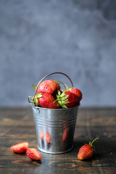 Bowl Med Saftige Jordbær Mørk Bakgrunn – stockfoto