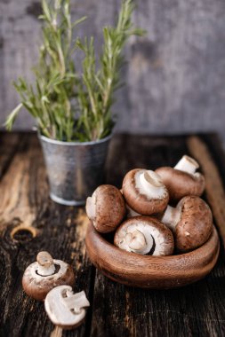 Eski koyu ahşap arka plan üzerinde kahverengi mantar