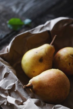 Koyu arka planda koyu gölgeler ile sulu sarı armut