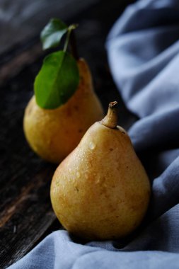 Koyu arka planda koyu gölgeler ile sulu sarı armut